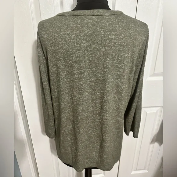 🦋 NWOT Women’s Chicos 3/4 sleeve top COMFY - Picture 9 of 10